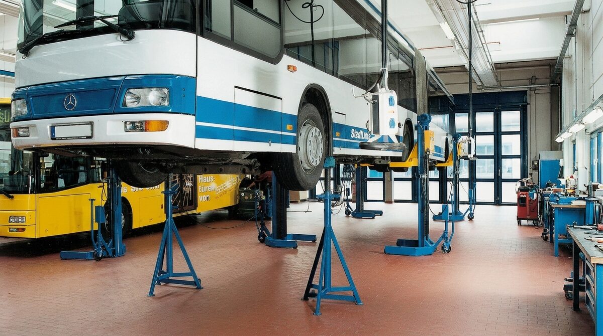 Angehobener Bus auf Schwerlast Unterstellböcken AV L in einer Werkstatt